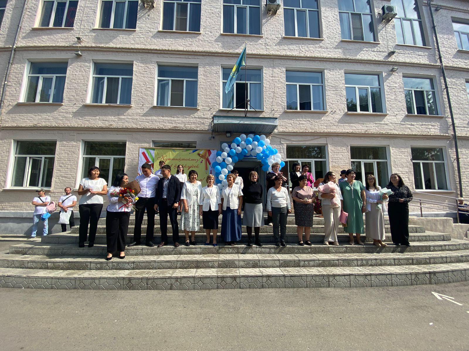 Күздің бірінші күні еліміздің барлық мектептерінде дәстүрлі түрде білім күні өткізіледі. / В первый день осени во всех школах нашей страны традиционно проводится День знаний.